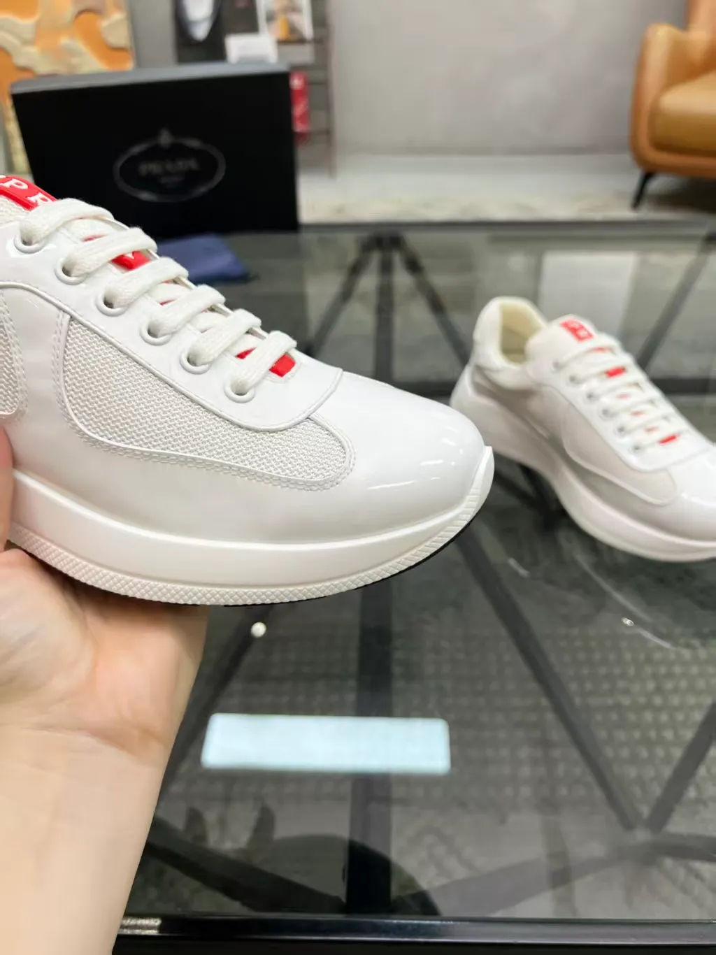 P420 38-45 Prada Prada’s new men’s leather sneakers, the highest version on the market, any comparison is welcome🆚! The original leather has excellent texture and is super high-end! Fetal sheep net lining imported from Italy, removable pad! Luxurious materials and fine workmanship, highly recommended!